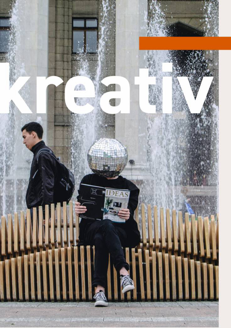 Frau mit silberner Discokugel auf dem Kopf